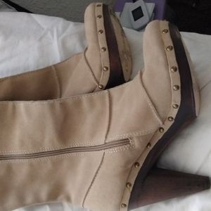 Woman Seychelle's size 11 taupe suede boots